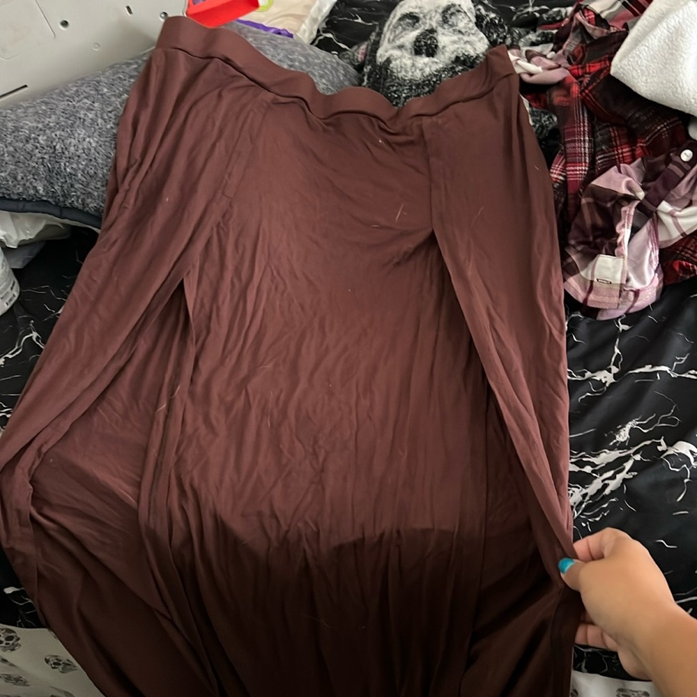 Long skirt with slits worn on 3X